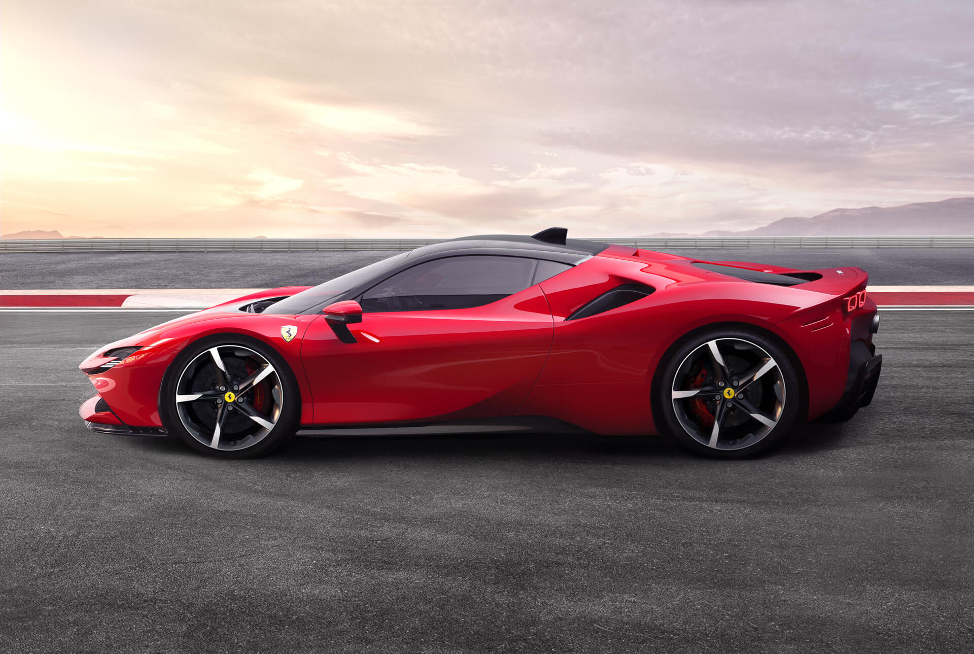 Купить новый Ferrari SF90 Stradale 2023-2024 года у официального дилера,  комплектации и цены в АВИЛОН Москва