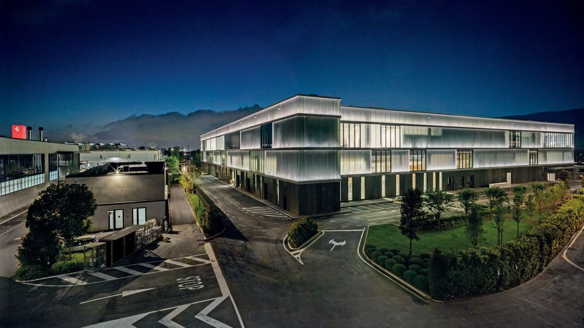 Ferrari e-building: Новая эра устойчивого производства и инноваций в Маранелло