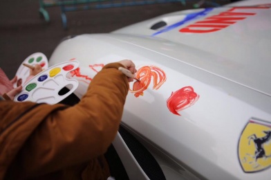 LifeNews - Дети расписали гуашью Ferrari