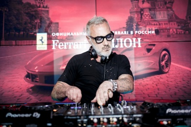 Лето приехало в Москву на Ferrari