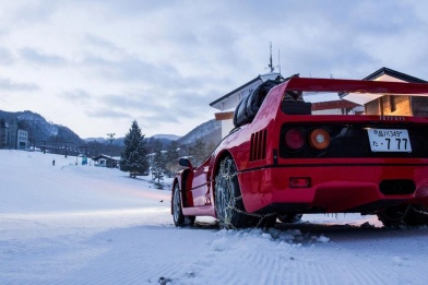 Ferrari F40 на снежной дороге